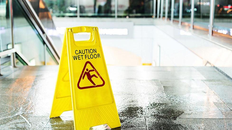 Cade in bagno a Modena, fa cause e perde: non c’è prova che fosse bagnato