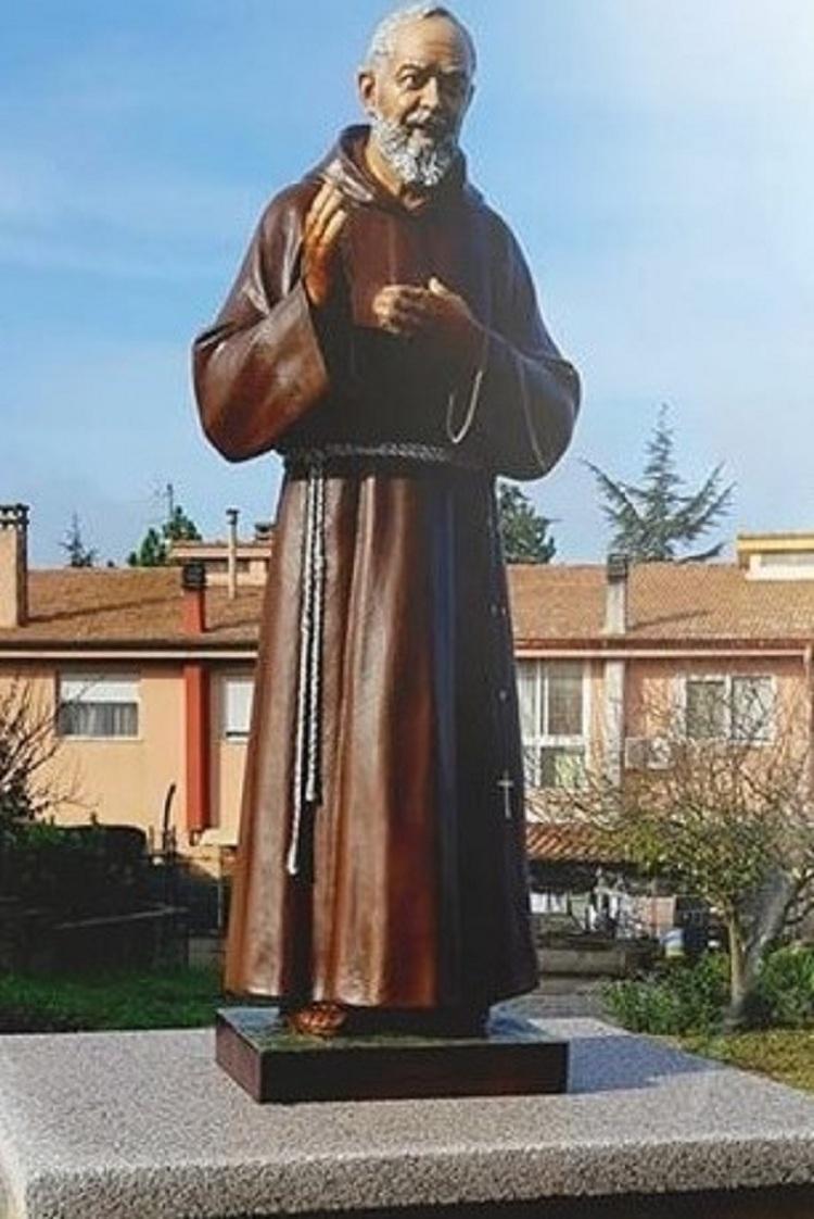 La statua di San Pio