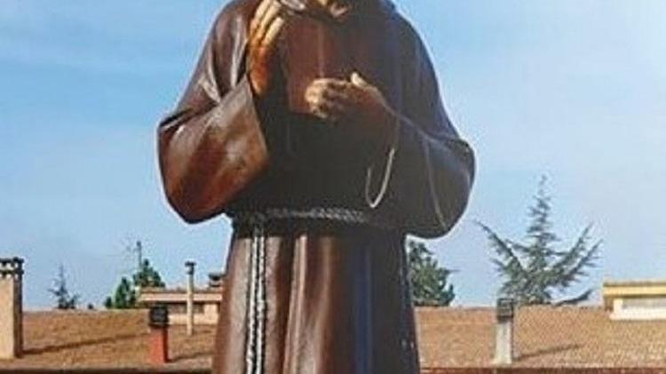 La statua di San Pio