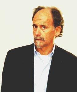 A destra Fialdini, il funzionario comunale arrestato il 13 agosto 2008; accanto la fiaccolata fatta per chiedere la sua scarcerazione;