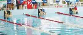 Attvità di nuoto nella piscina di via Sarteschi