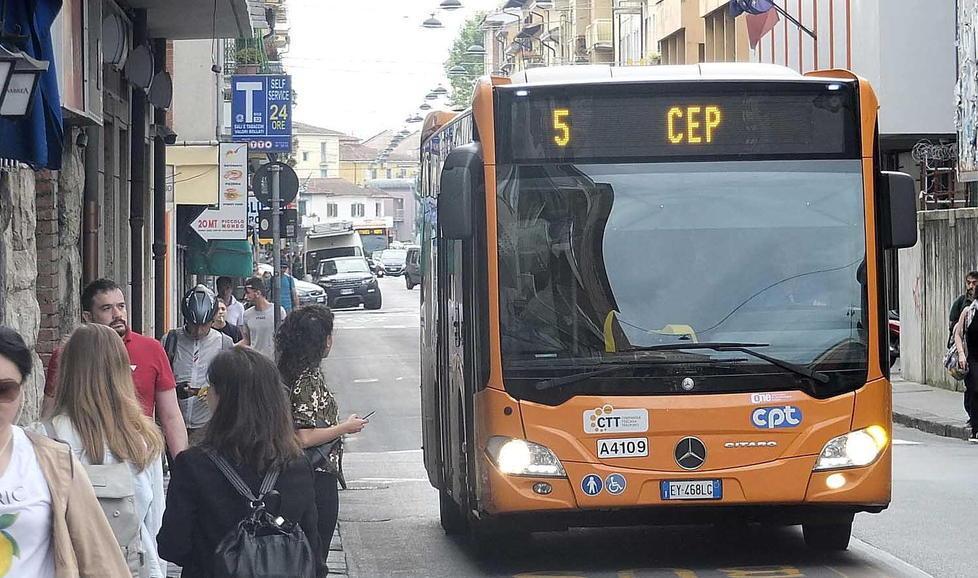 Pochi bus e biglietti sempre più cari Un’impresa utilizzare i mezzi pubblici 