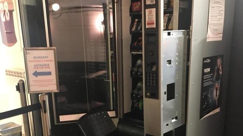 Sette colpi in un anno dello stesso ladro: «Costretto a chiudere»