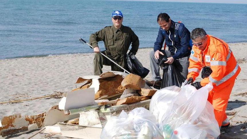 Volontari in campo per “Puliamo il mondo” a Case di Marina
