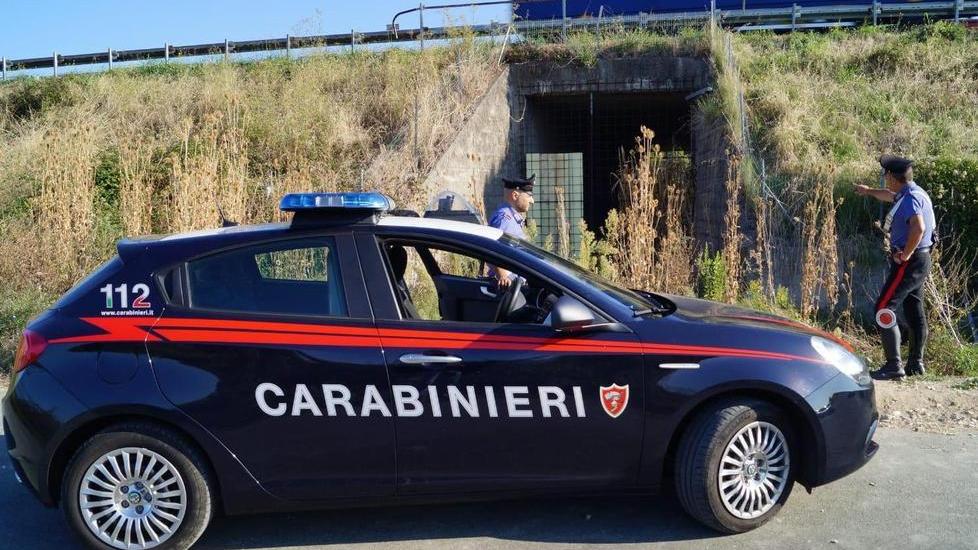 Spacciava cocaina e hashish nel sottopasso autostradale