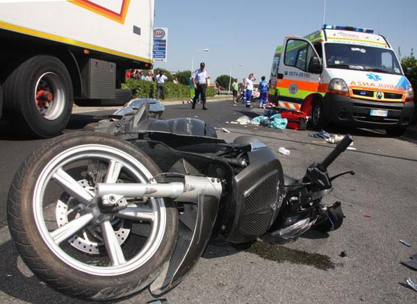 Muore a 17 anni contro il Tir fermo