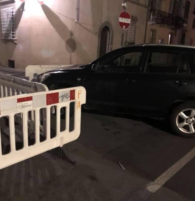 Sposta le transenne e sistema la macchina
