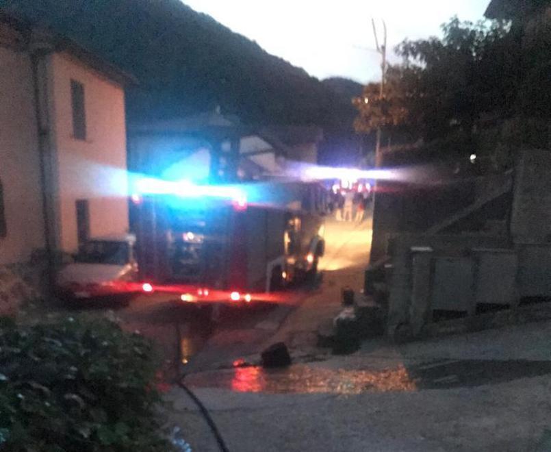 Ferita dalle fiamme del caminetto