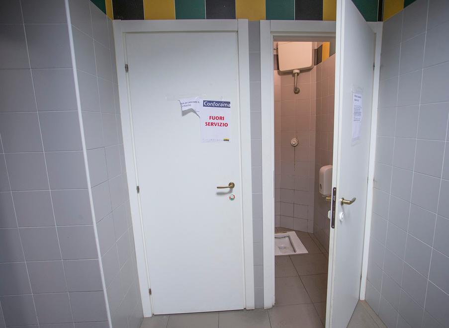 Toilette al Conforama: il degrado continua presto esposto all’Ausl 
