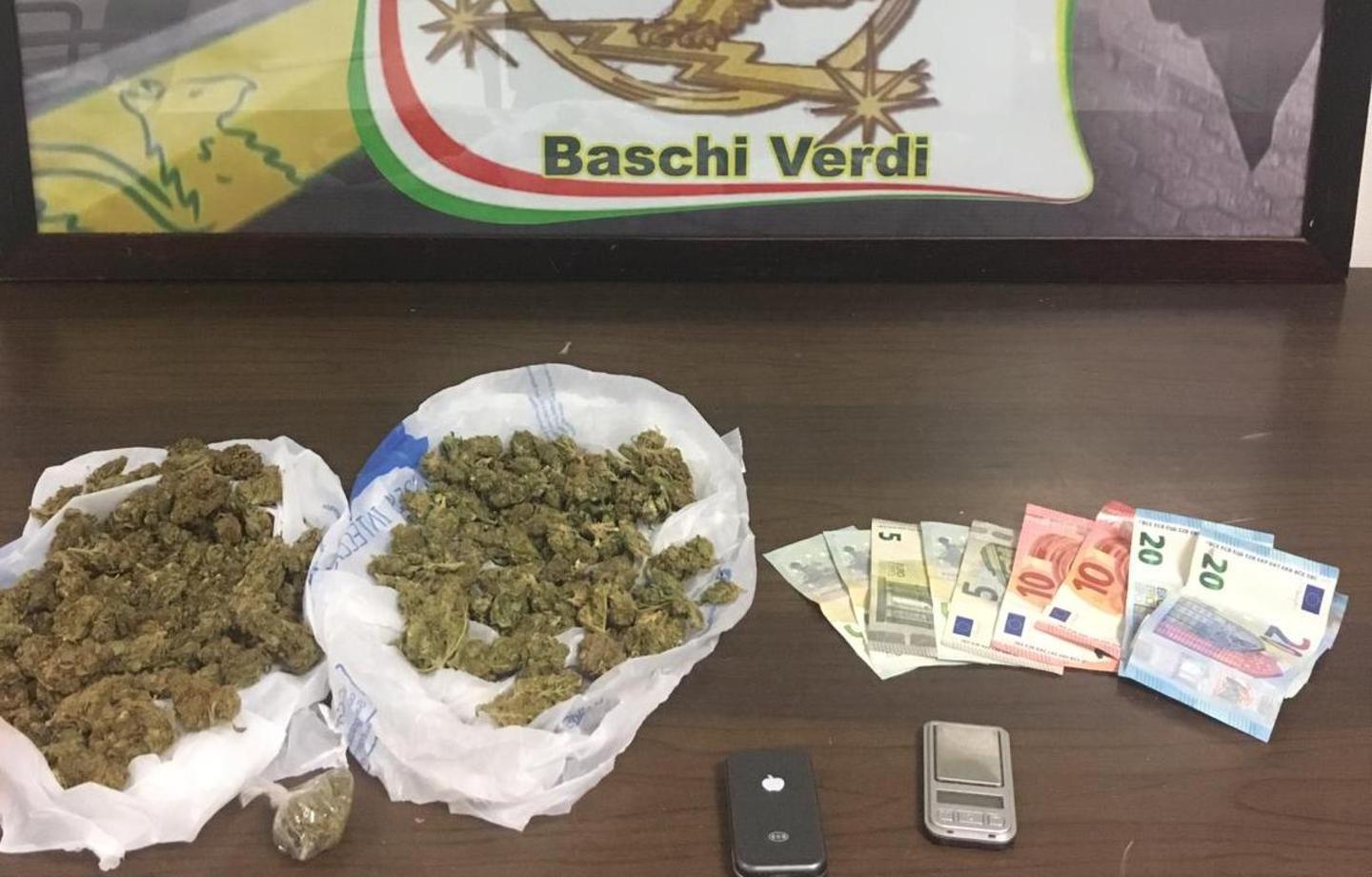 Spaccia marijuana sotto casa a Monte Rosello, fermato un 19enne 