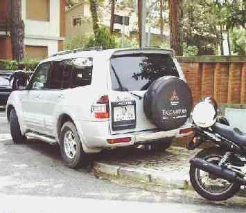 Un fuoristrada parcheggiato sul marciapiede