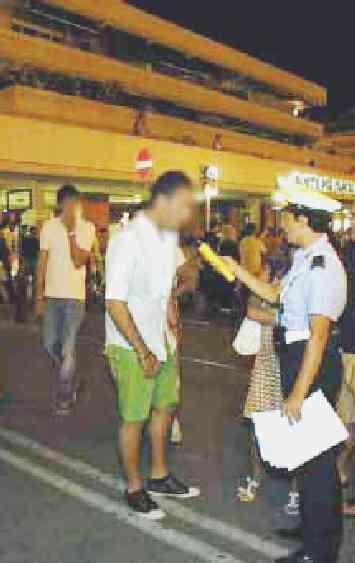 I vigili impegnati a fare l’alcoltest ai pedoni nella Ztl