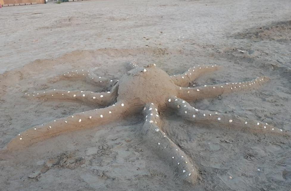 Sculture di sabbia in spiaggia
