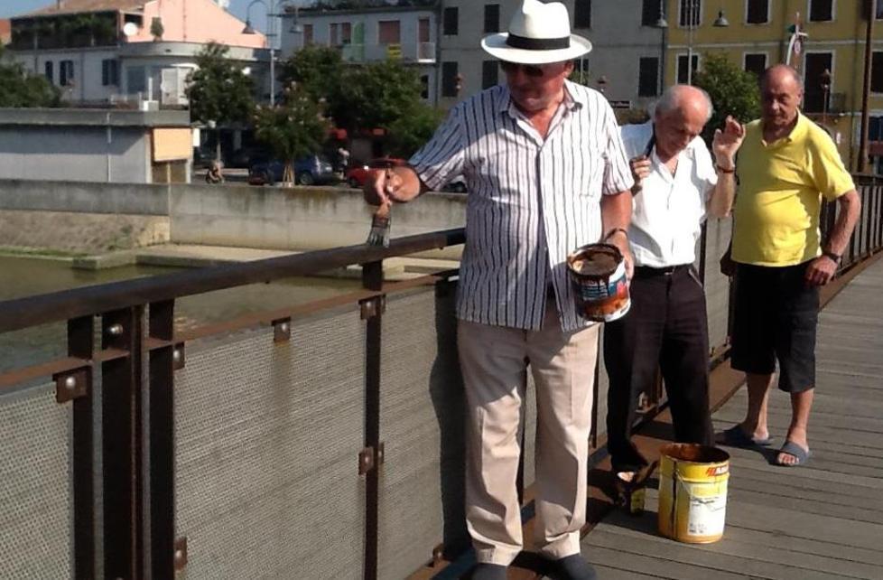 Cittadini sistemano il ponte