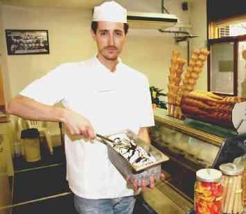 Gabriele Ciolini nella sua gelateria