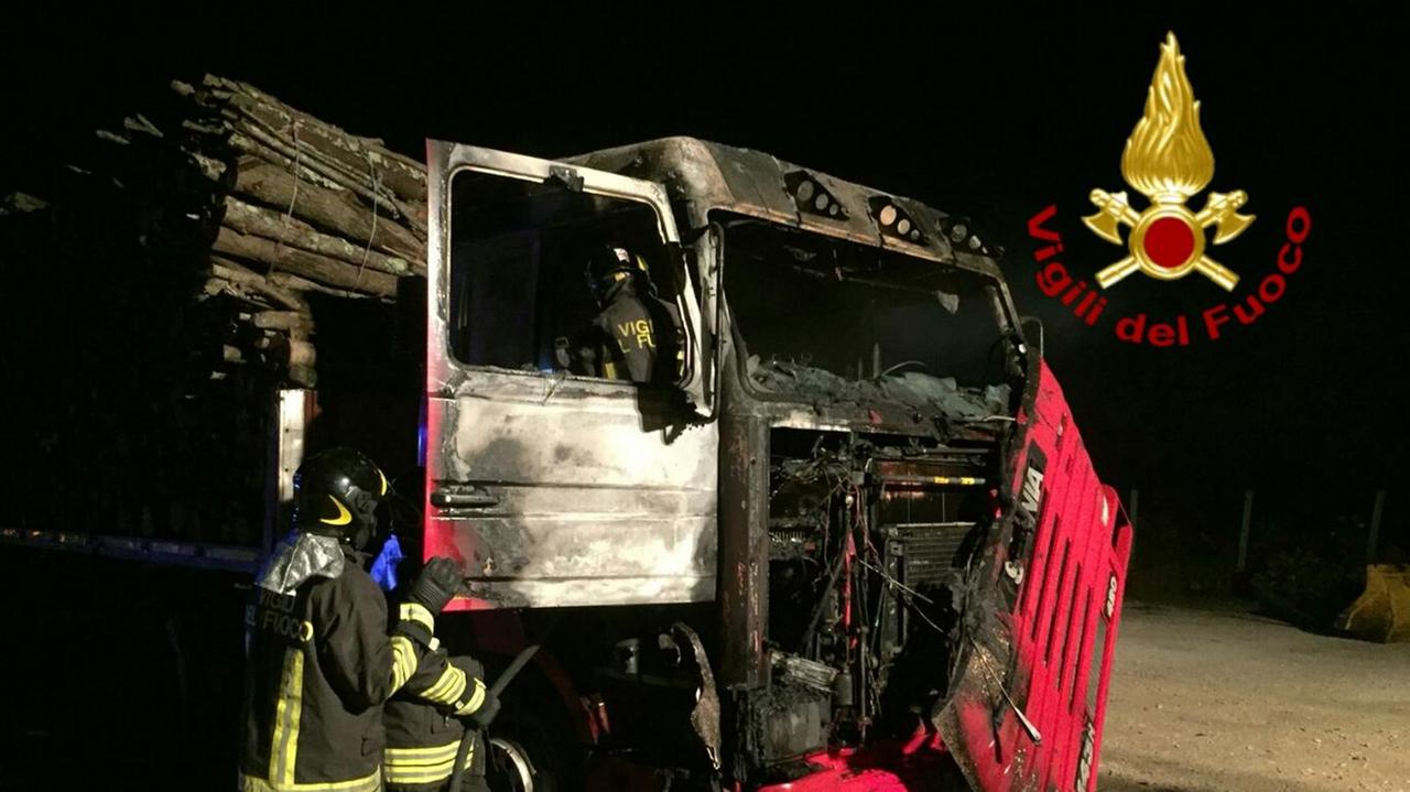 Il furgone incendiato (foto Mario Rosas)