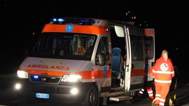 Medolla, fuori strada con il Doblò: due persone ferite