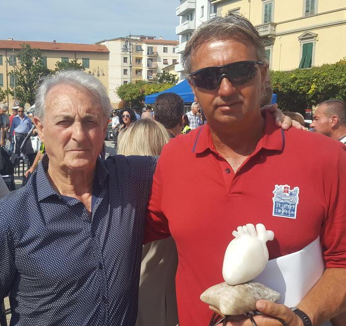 Riabbraccia l’ormeggiatore-eroe che lo ha salvato mentre stava annegando