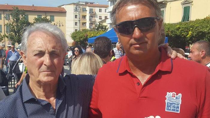 Riabbraccia l’ormeggiatore-eroe che lo ha salvato mentre stava annegando