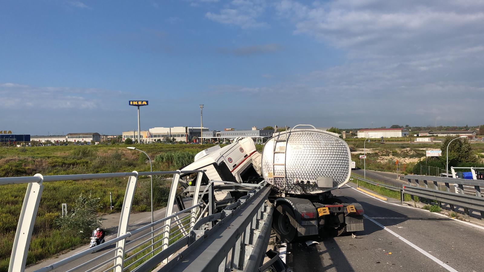 L'autocisterna sul viadotto tra darsena e Cargo Village