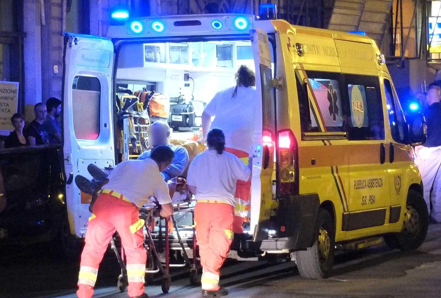 Un'ambulanza sui lungarni (foto d'archivio)
