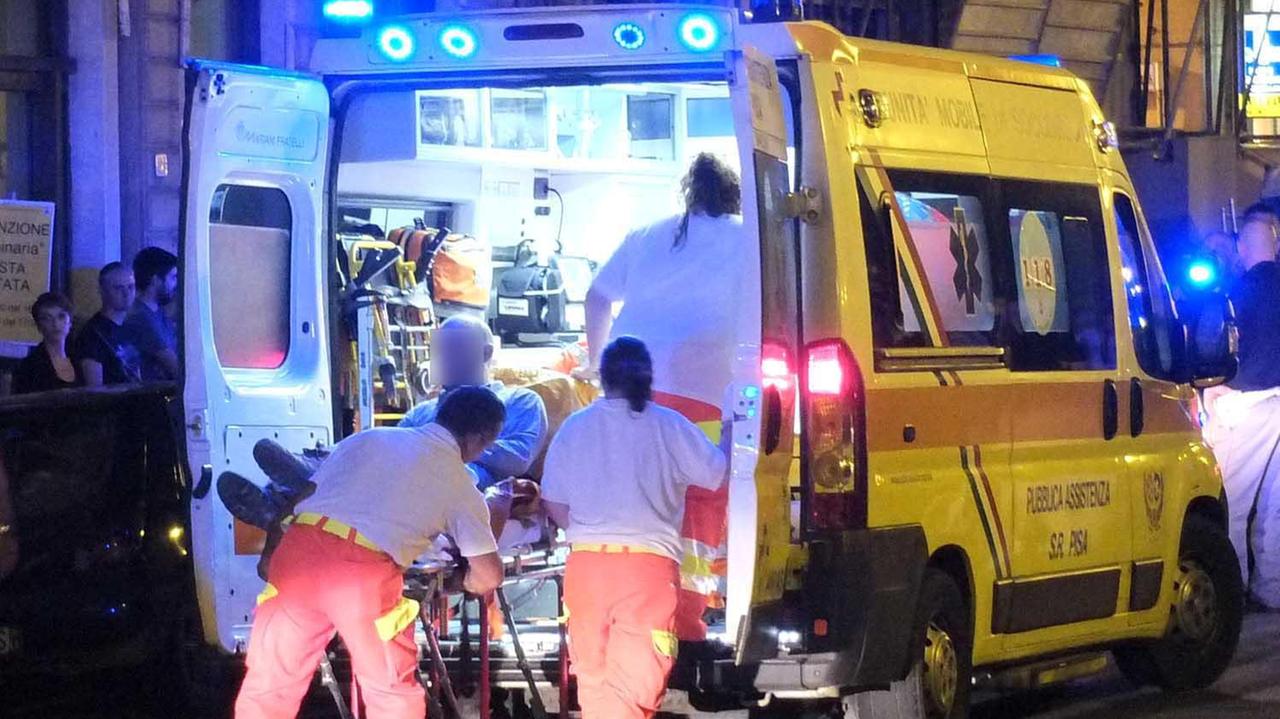 Un'ambulanza sui lungarni (foto d'archivio)