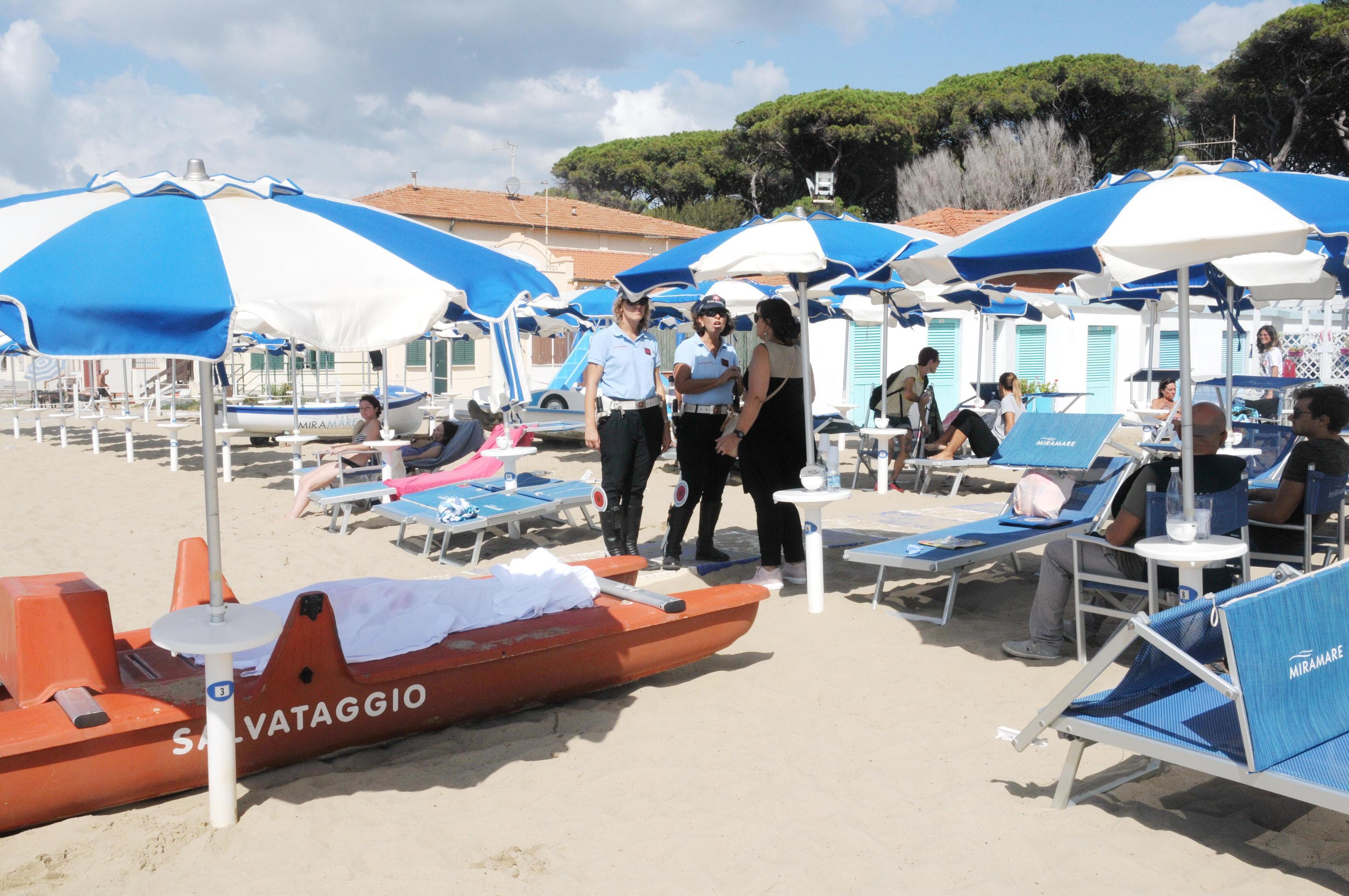 Il pattino del Bagno Miramare su cui è stato adagiato il corpo senza vita dell'anziana (Foto Giorgio) 
