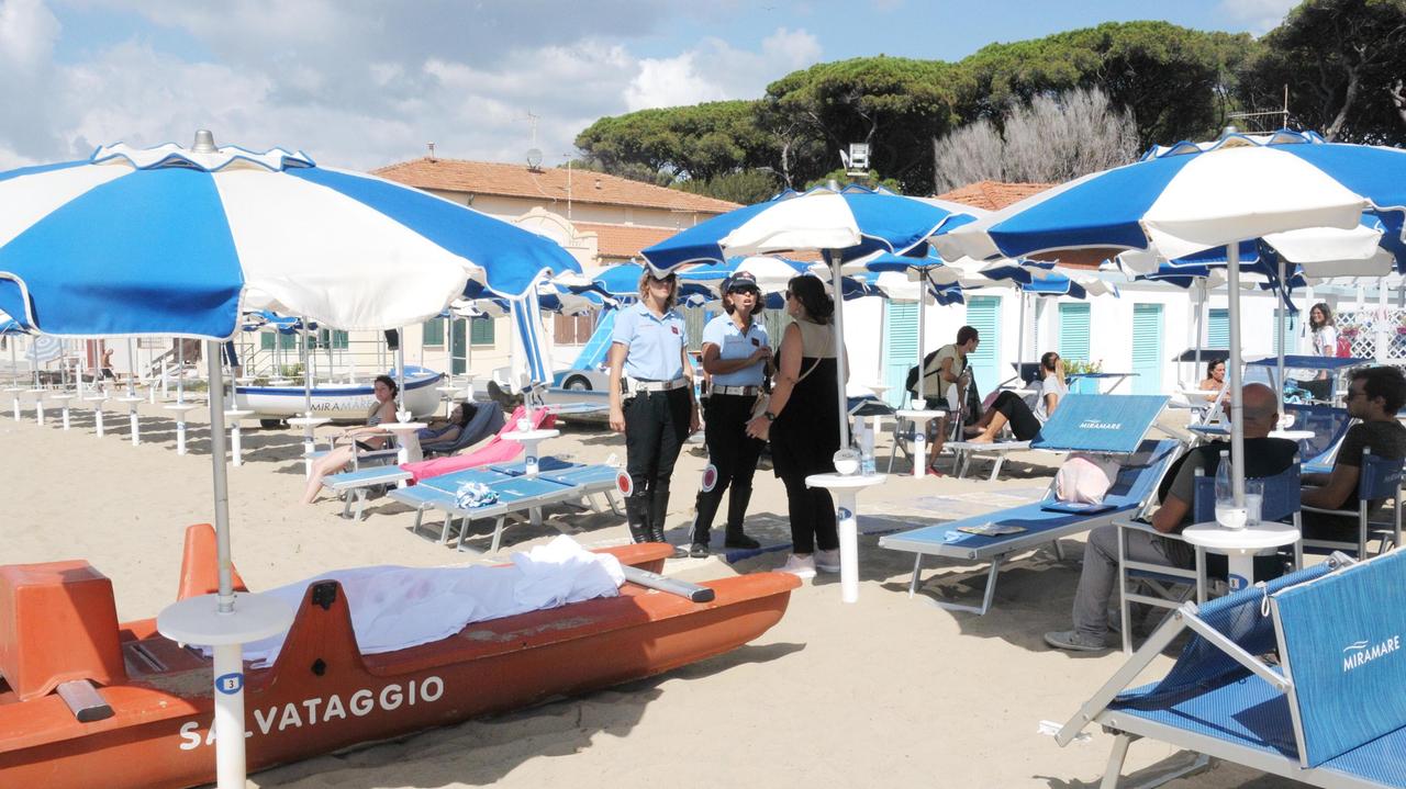 Il pattino del Bagno Miramare su cui è stato adagiato il corpo senza vita dell'anziana (Foto Giorgio)