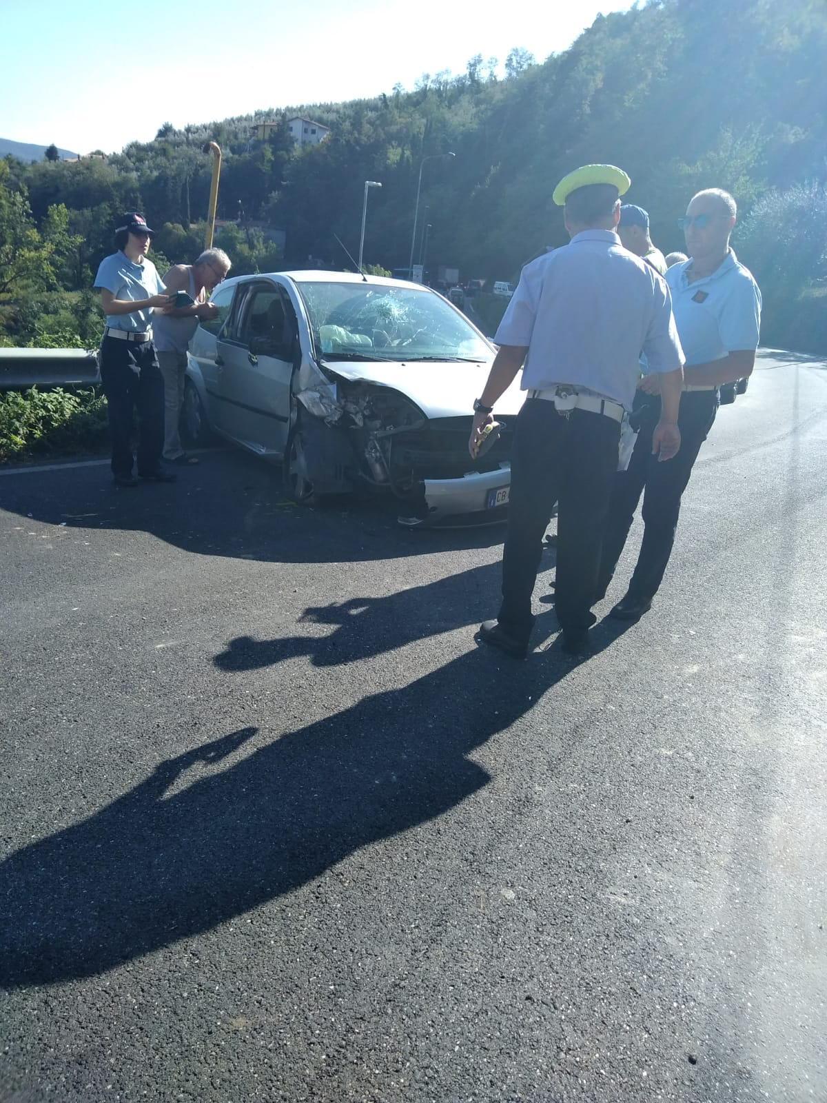 La polizia municipale intorno all'auto danneggiata