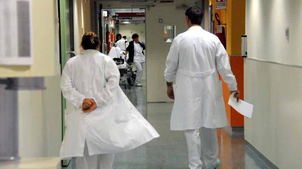 I decessi all'ospedale di Massa. «Voglio sapere perché mio padre è morto»