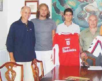 A sinistra Aringhieri e Battini (primo e ultimo da sinistra) nel Cuoiocappiano; al centro il patròn del Grosseto, Piero Camilli; a destra un muro della Copra Piacenza campione d’Italia di volley maschile