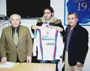 A sin. Carlo Battini e Michele Videtta alla presentazione di un giocatore Sopra: gli spalti del Masini deserti nel corso di una gara di campionato di C2 A destra: lo stadio colmo di spettatori e lo striscione che indica la data della fusione