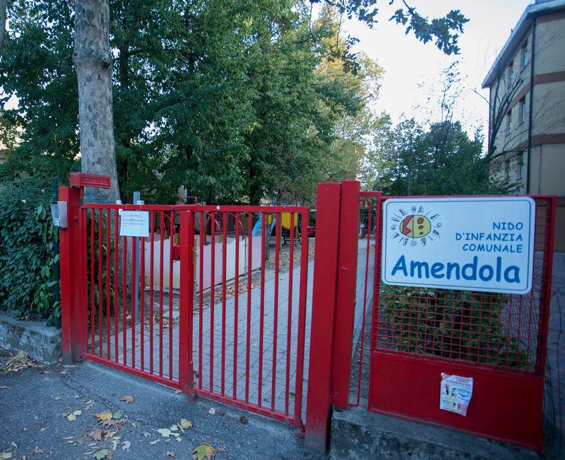 Modena, ladri a caccia di cibo negli asili e nelle scuole Lucchetti ai frigoriferi 