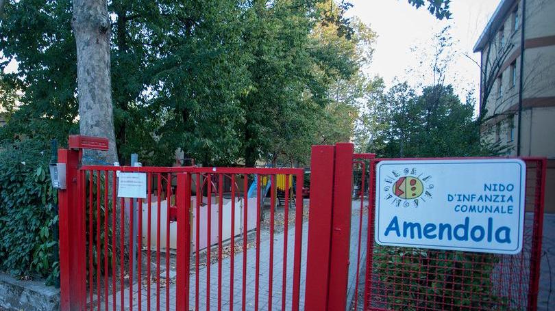 Modena, ladri a caccia di cibo negli asili e nelle scuole Lucchetti ai frigoriferi