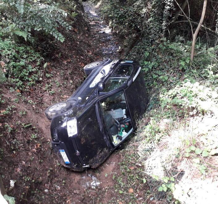 Vola con la macchina nel fosso mentre sta rientrando a casa 