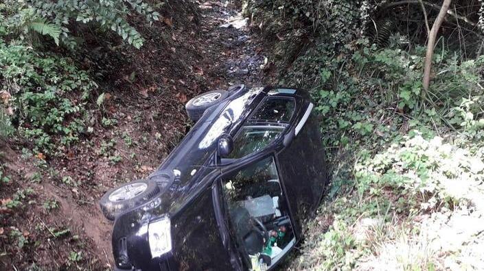 Vola con la macchina nel fosso mentre sta rientrando a casa