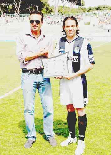 Il presidente Stefano Dinelli mentre premia Alberto Reccolani