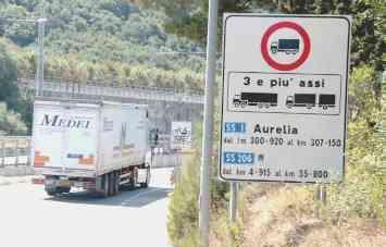 A sinistra, un autotreno passa sul Romito nonostante il divieto; a destra multe alle auto in divieto di sosta