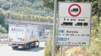 A sinistra, un autotreno passa sul Romito nonostante il divieto; a destra multe alle auto in divieto di sosta
