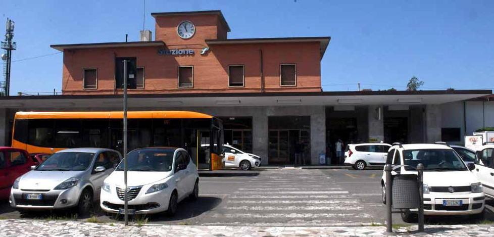 Entra al bar ubriaco e infastidisce gli altri clienti 