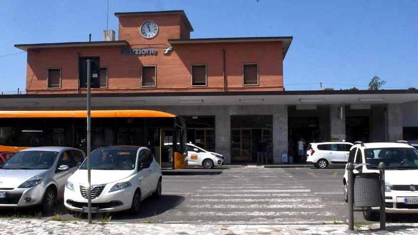 Entra al bar ubriaco e infastidisce gli altri clienti
