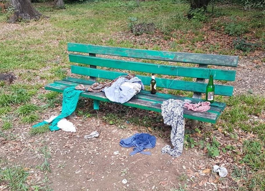 Siringhe, stracci, bottiglie Il parco di via Cecconi è ko 