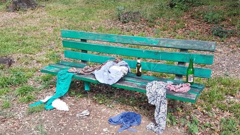 Siringhe, stracci, bottiglie Il parco di via Cecconi è ko