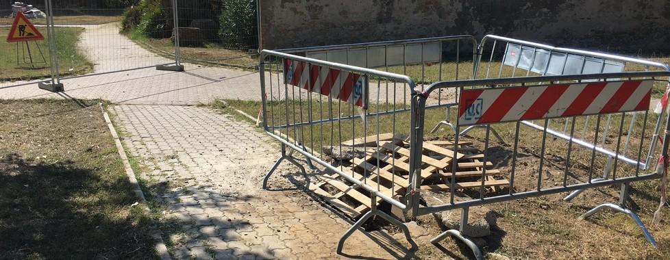 Lavori e buca transennata dove giocano i bambini