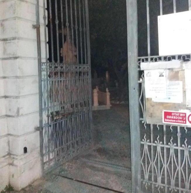 Cancello lasciato aperto anche durante la notte al cimitero di Ponte 
