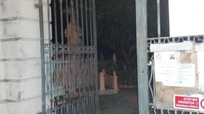 Cancello lasciato aperto anche durante la notte al cimitero di Ponte