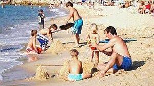 Turisti sulla spiaggia della Biodola dove nei giorni scorsi la Capitaneria ha effettuato sequestri