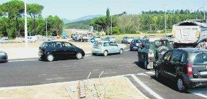 Le prime vetture transitano sulla strada