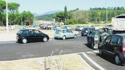 Le prime vetture transitano sulla strada