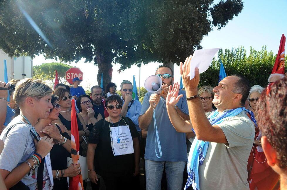 In 200 bloccano il cda di Unicoop Tirreno, ma l’azienda cederà a Conad 8 negozi del Lazio 